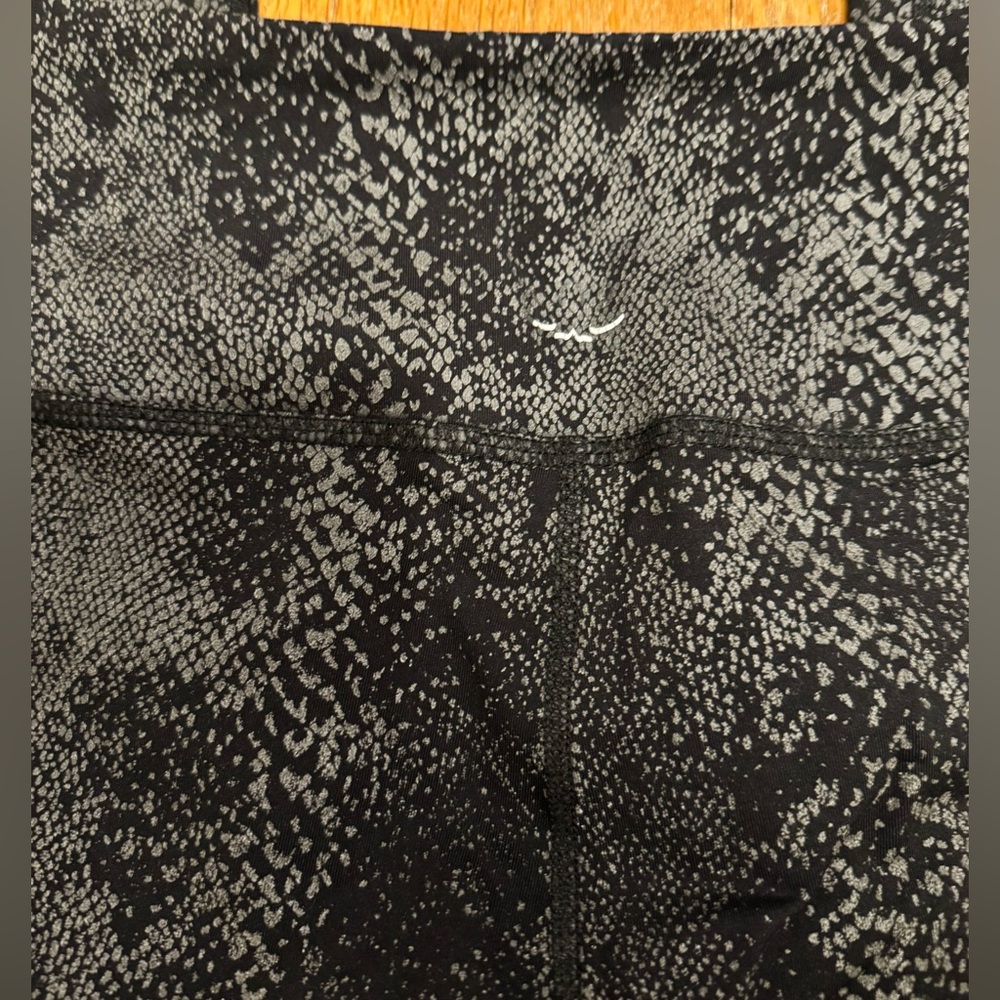 Beyond Yoga Viper Black High Waisted Power Shine Legging Textured Snake-Print - Picture 7 of 7